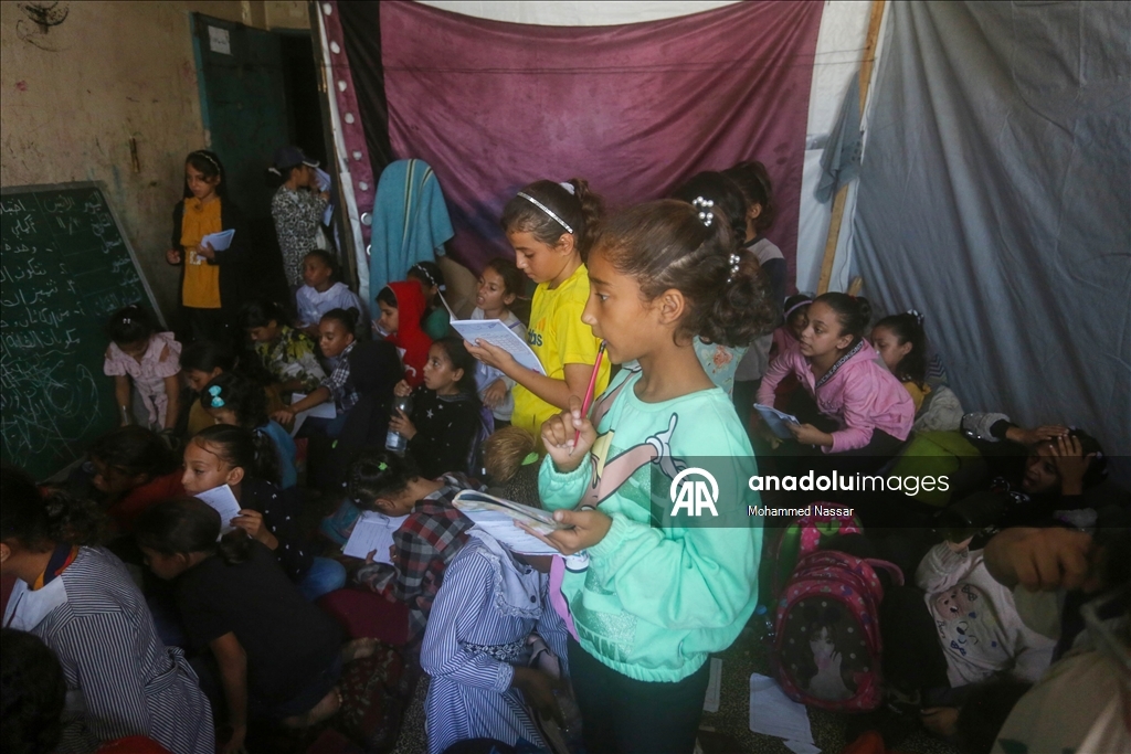 Дети в Газе пытаются вернуться к учебе в стенах разрушенных зданий