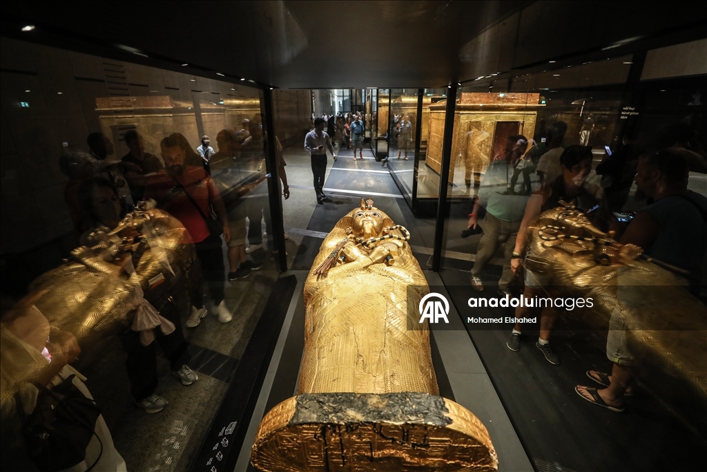 Büyük Mısır Müzesi'nde Tutankamon'un altından yapılmış tabutu sergilendi