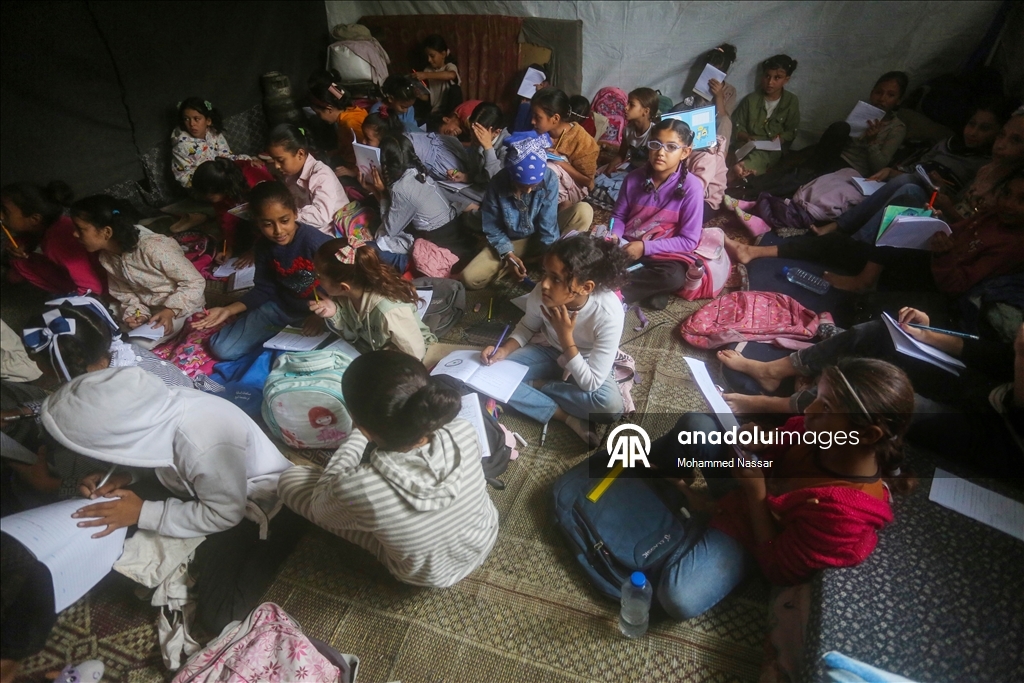 Дети в Газе пытаются вернуться к учебе в стенах разрушенных зданий