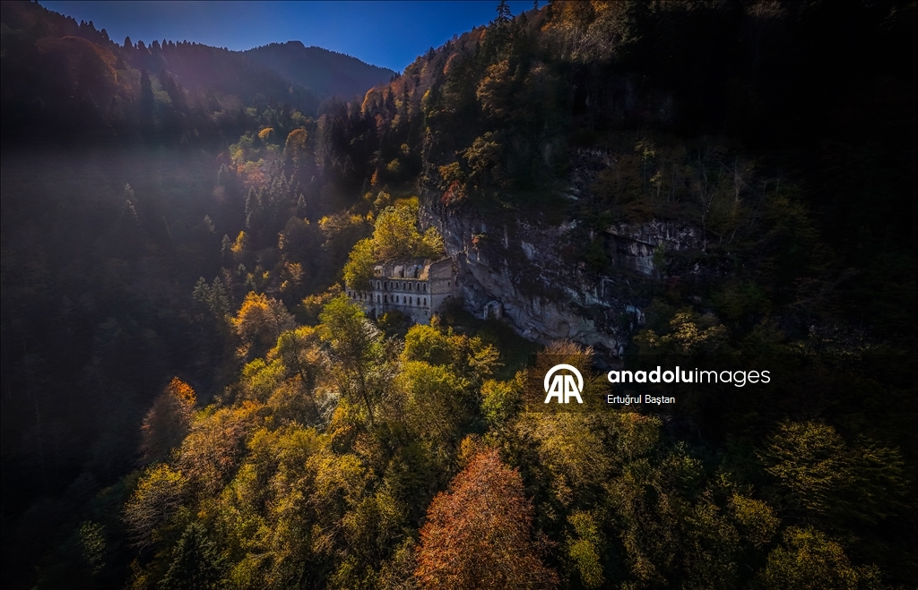 Исторические монастыри Сумела и Вазелон в Трабзоне окрасились в яркие тона осени