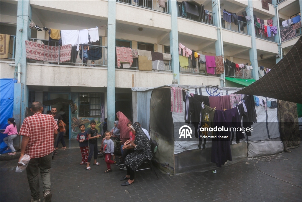 Дети в Газе пытаются вернуться к учебе в стенах разрушенных зданий