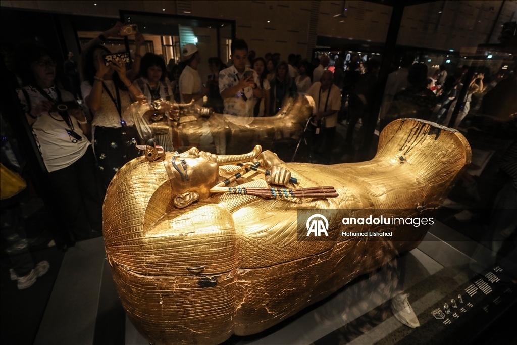 Büyük Mısır Müzesi'nde Tutankamon'un altından yapılmış tabutu sergilendi