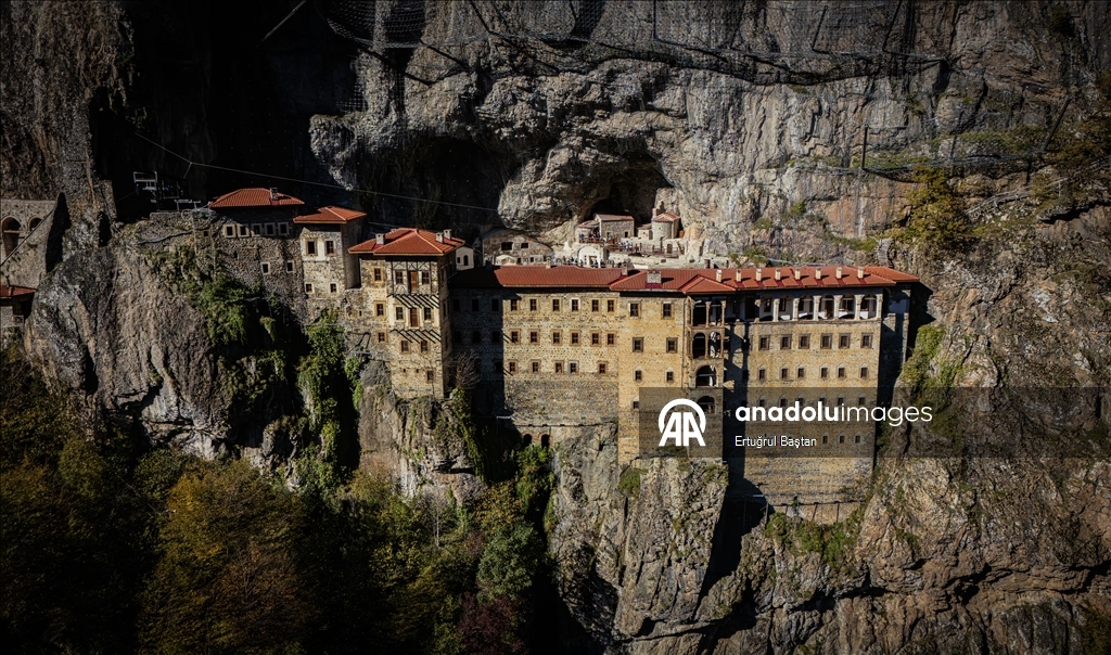 Исторические монастыри Сумела и Вазелон в Трабзоне окрасились в яркие тона осени