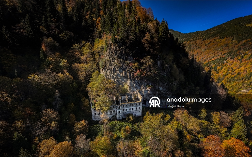 Исторические монастыри Сумела и Вазелон в Трабзоне окрасились в яркие тона осени