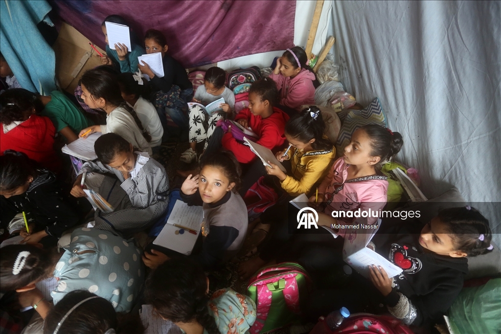 Дети в Газе пытаются вернуться к учебе в стенах разрушенных зданий