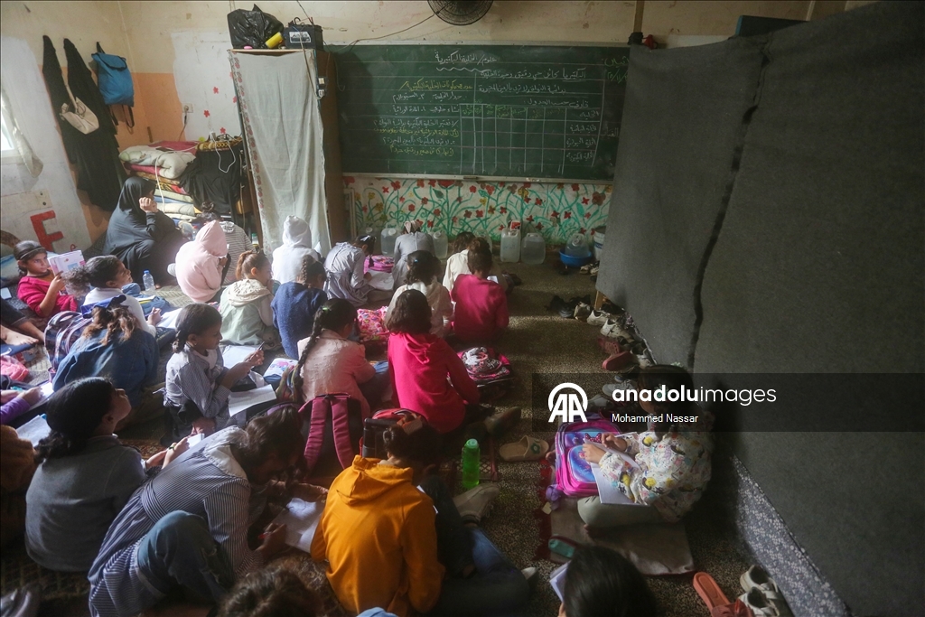 Дети в Газе пытаются вернуться к учебе в стенах разрушенных зданий