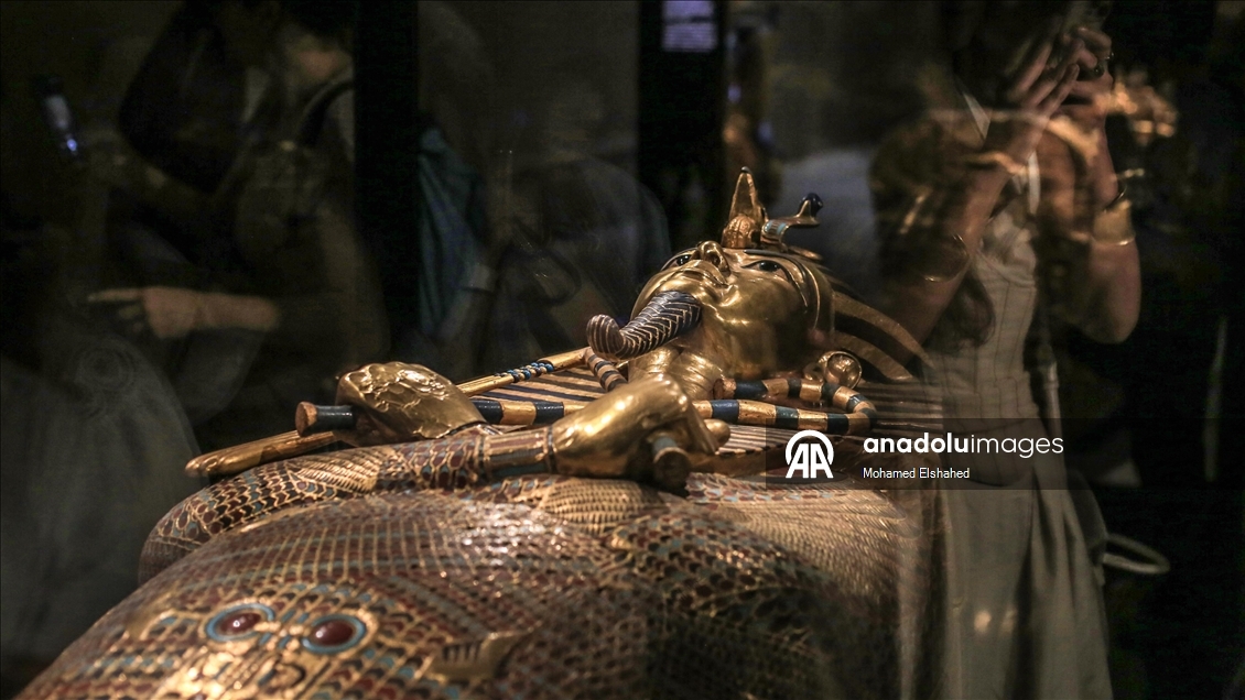 Büyük Mısır Müzesi'nde Tutankamon'un altından yapılmış tabutu sergilendi