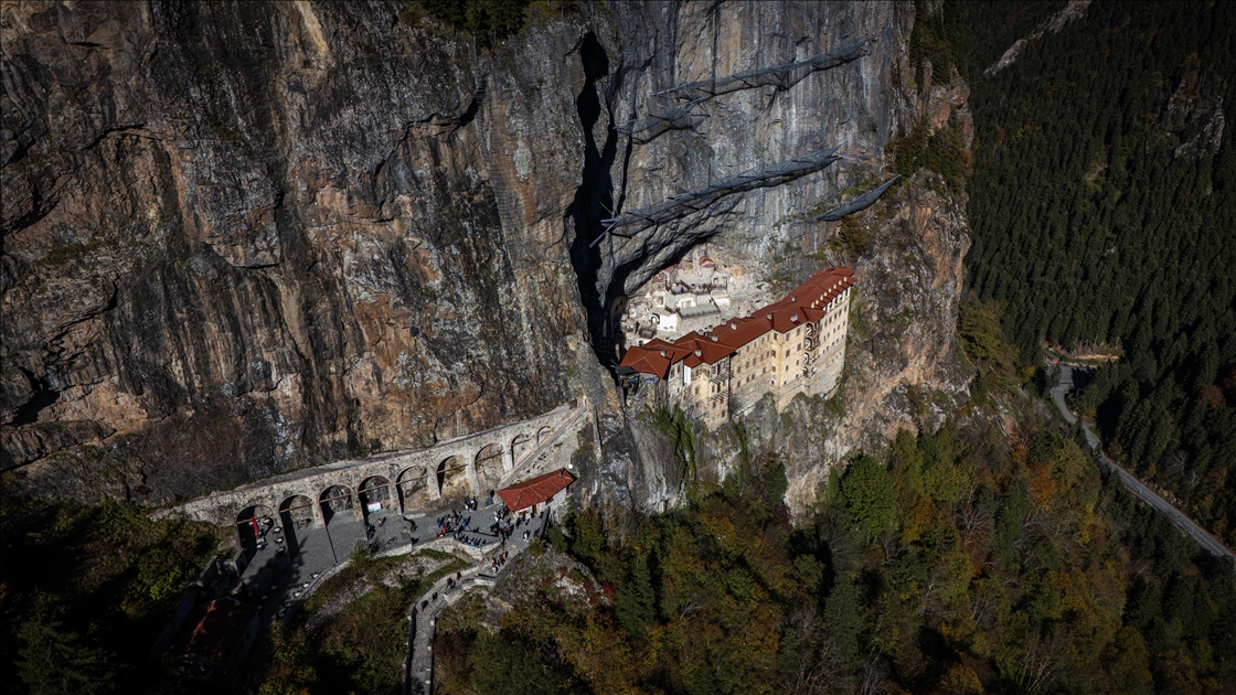 Tarihi Sümela ile Vazelon manastırları sonbaharın tonlarıyla renklendi