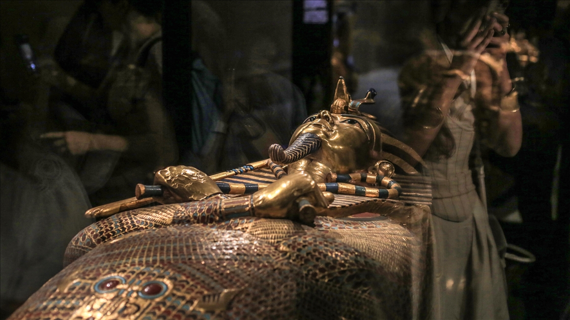 Büyük Mısır Müzesi'nde Tutankamon'un altından yapılmış tabutu sergilendi