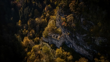 Исторические монастыри Сумела и Вазелон в Трабзоне окрасились в яркие тона осени