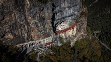 Tarihi Sümela ile Vazelon manastırları sonbaharın tonlarıyla renklendi