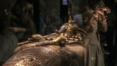 Büyük Mısır Müzesi'nde Tutankamon'un altından yapılmış tabutu sergilendi