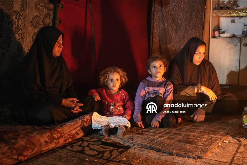 Gazze’de iki yılın ardından yaşam: Aileler ışık için ateşe sarılıyor