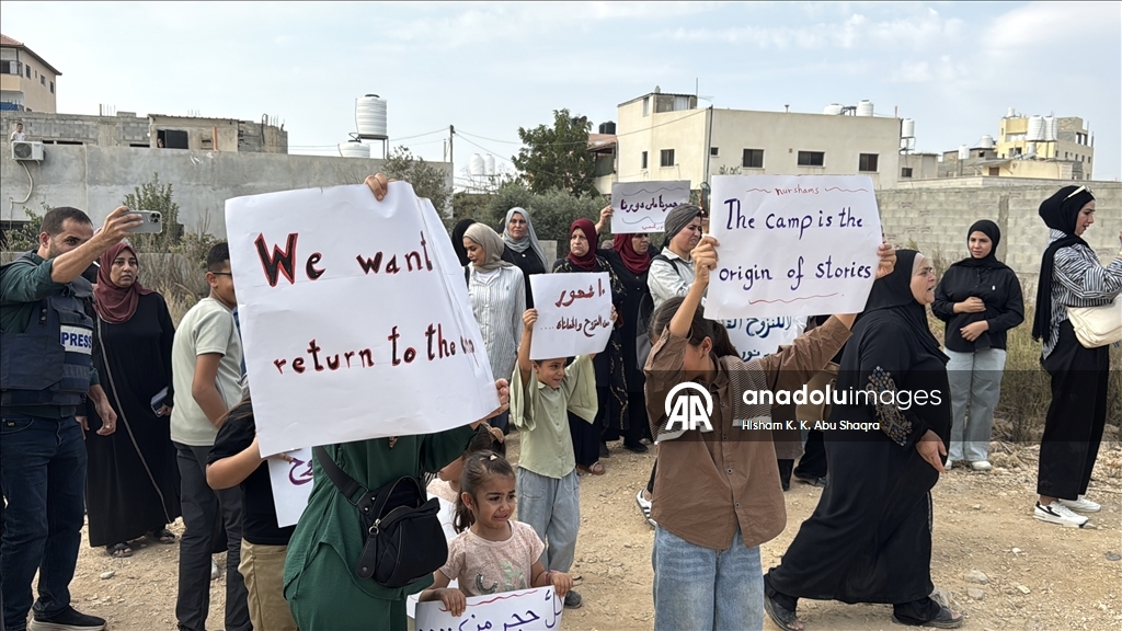 İsrail'in yerinden ettiği Filistinliler, Batı Şeria'da evlerine dönmek için gösteri düzenledi