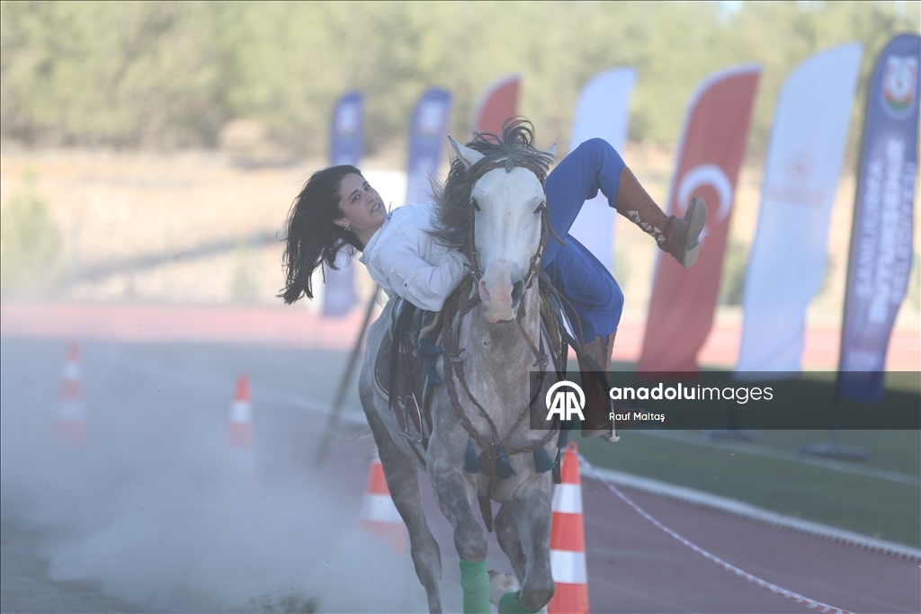 Отец и дочь-акробаты сохраняют навыки традиционного искусства конного боя