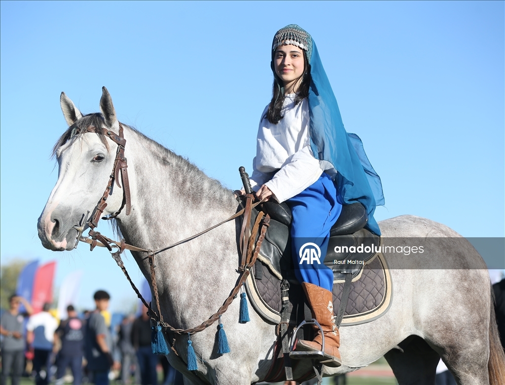 Отец и дочь-акробаты сохраняют навыки традиционного искусства конного боя