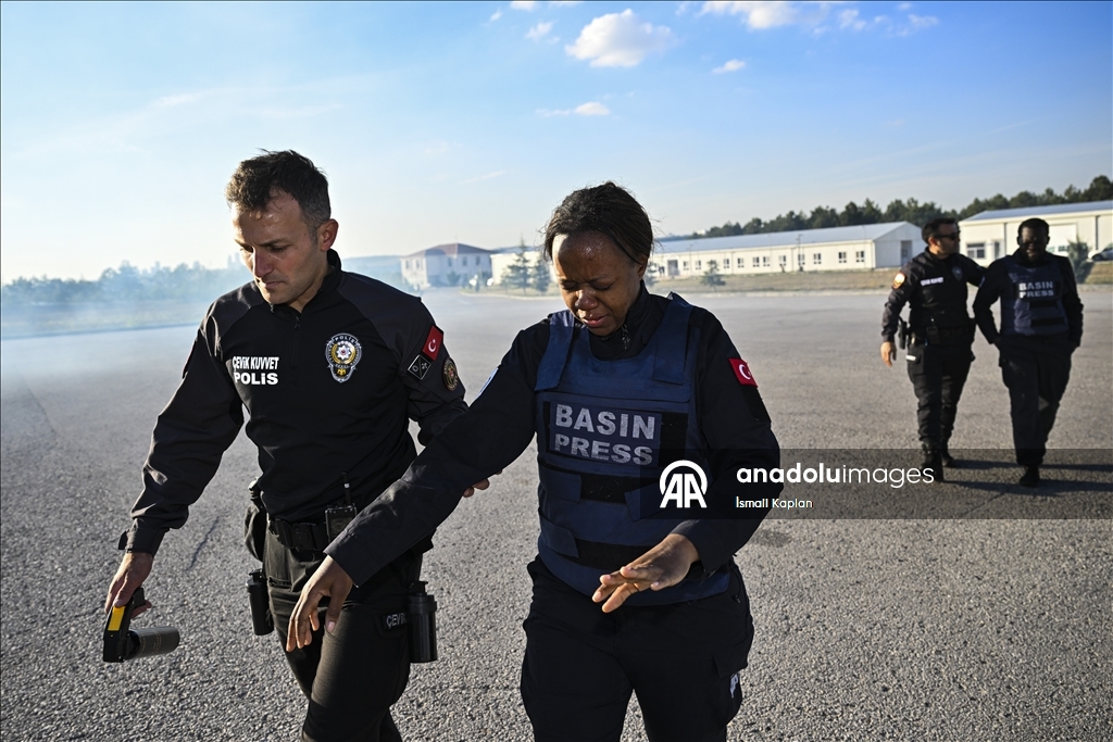 AA'nın savaş muhabirliği eğitiminde gazeteciler sahada karşılaşacakları koşullara hazırlandı
