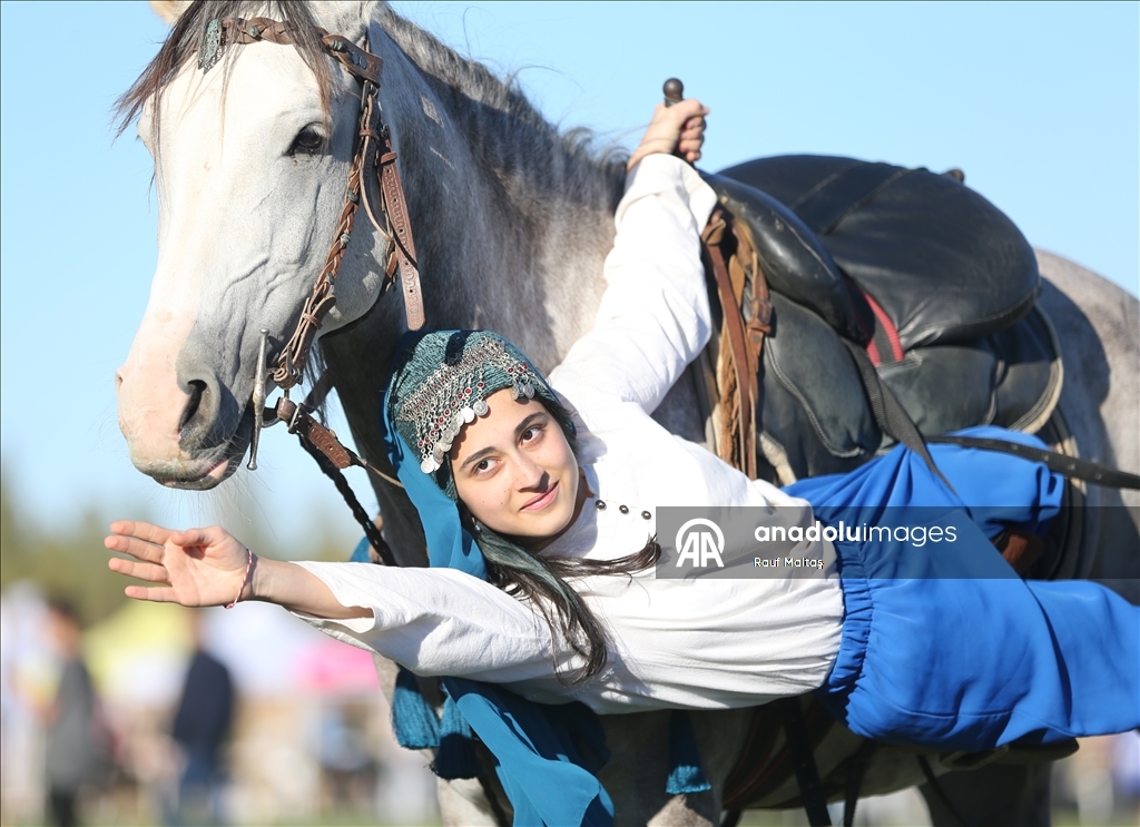 Отец и дочь-акробаты сохраняют навыки традиционного искусства конного боя
