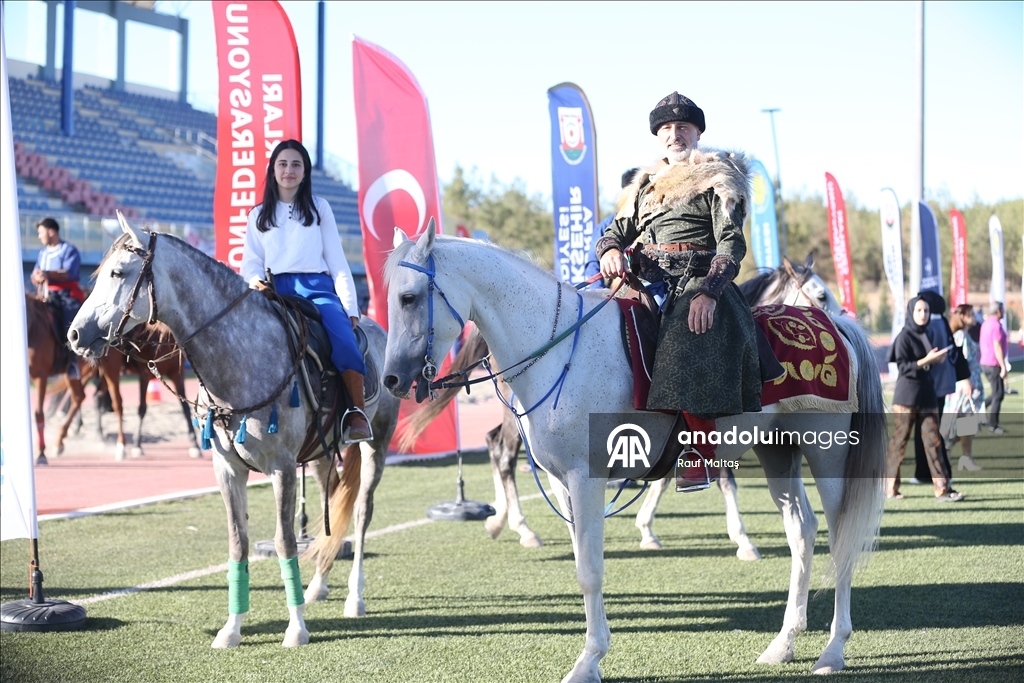 Отец и дочь-акробаты сохраняют навыки традиционного искусства конного боя