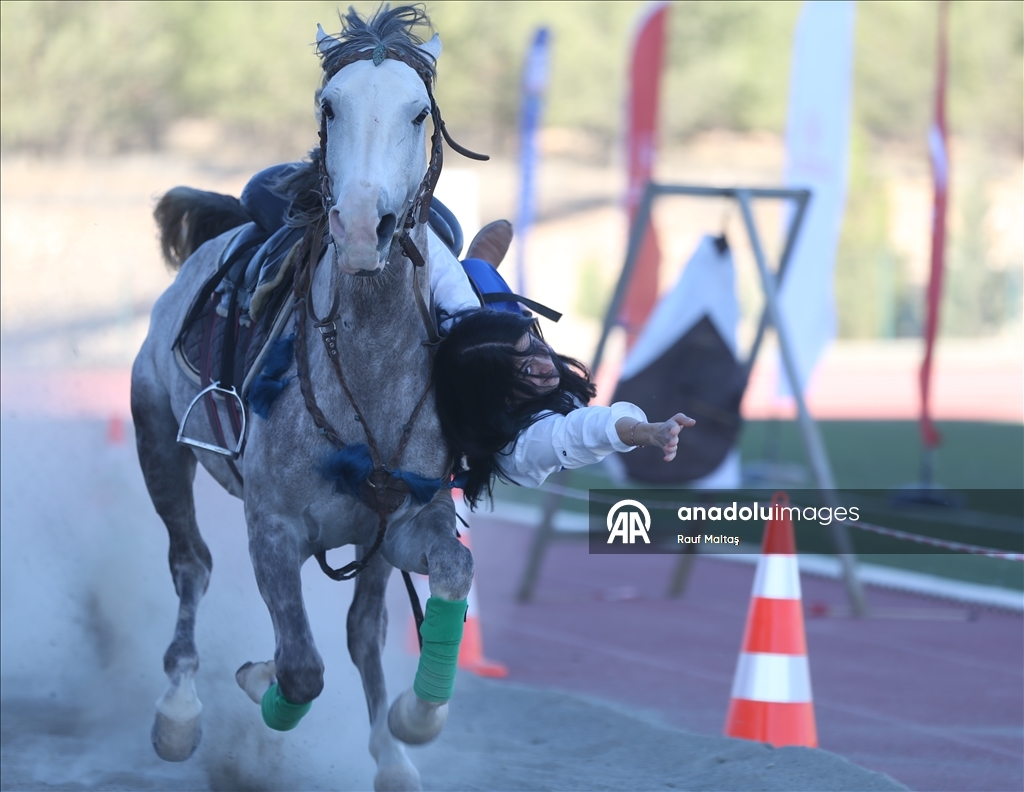 Отец и дочь-акробаты сохраняют навыки традиционного искусства конного боя