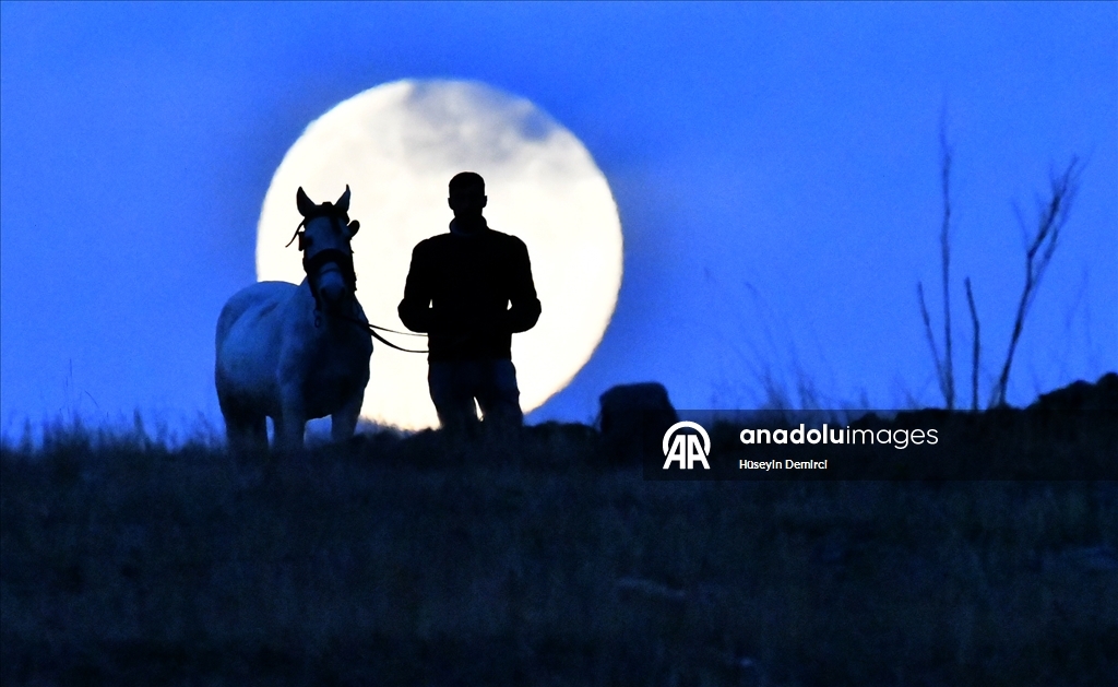Kars'ta dolunay güzel görüntü oluşturdu