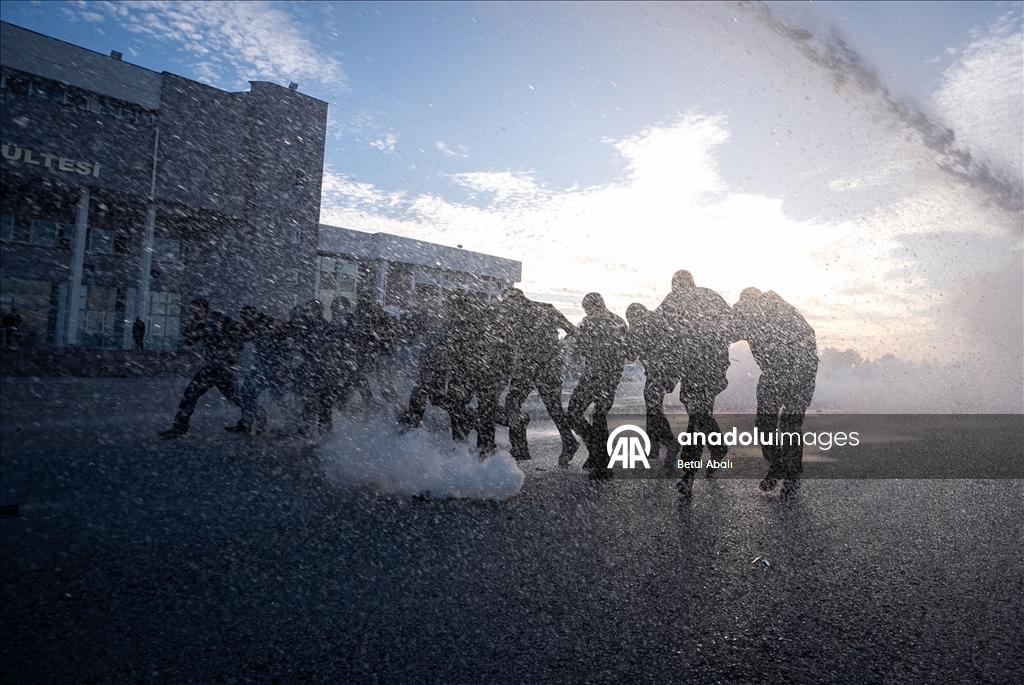 AA'nın savaş muhabirliği eğitiminde gazeteciler sahada karşılaşacakları koşullara hazırlandı