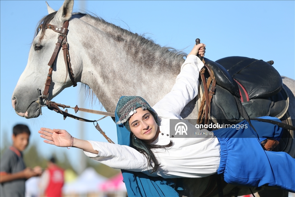 Отец и дочь-акробаты сохраняют навыки традиционного искусства конного боя