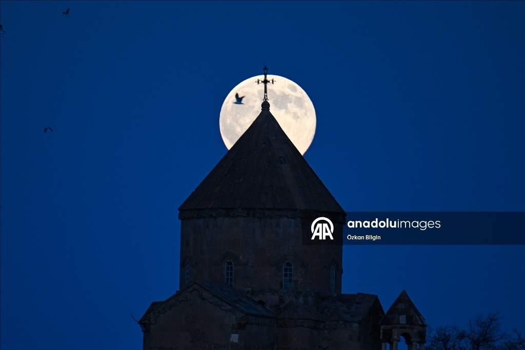Akdamar Adası ve dolunay