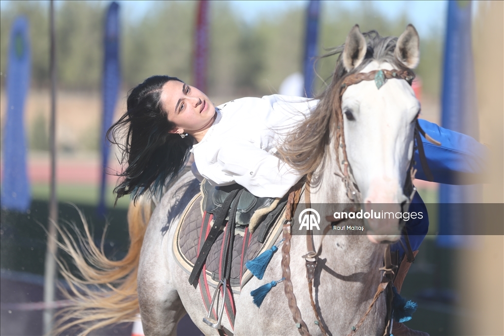 Отец и дочь-акробаты сохраняют навыки традиционного искусства конного боя