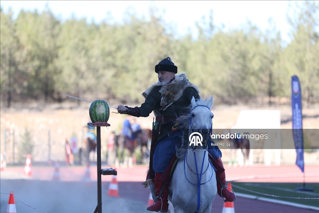 Отец и дочь-акробаты сохраняют навыки традиционного искусства конного боя