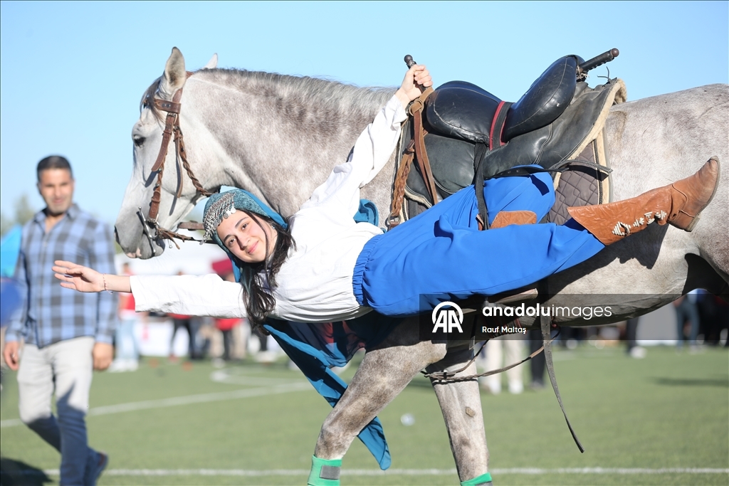 Отец и дочь-акробаты сохраняют навыки традиционного искусства конного боя