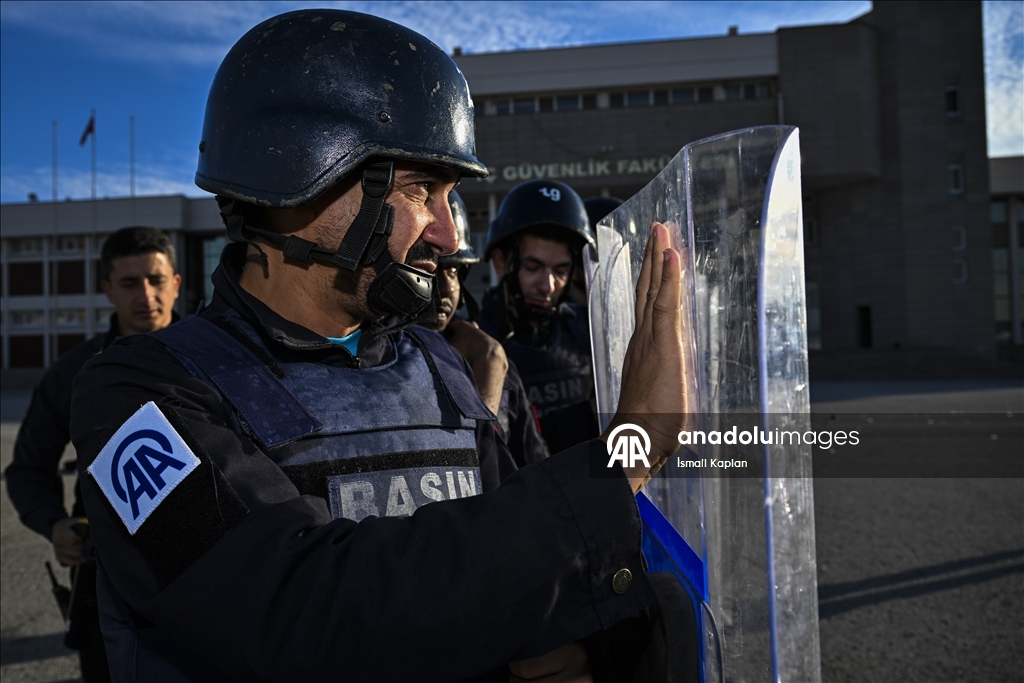 AA'nın savaş muhabirliği eğitiminde gazeteciler sahada karşılaşacakları koşullara hazırlandı