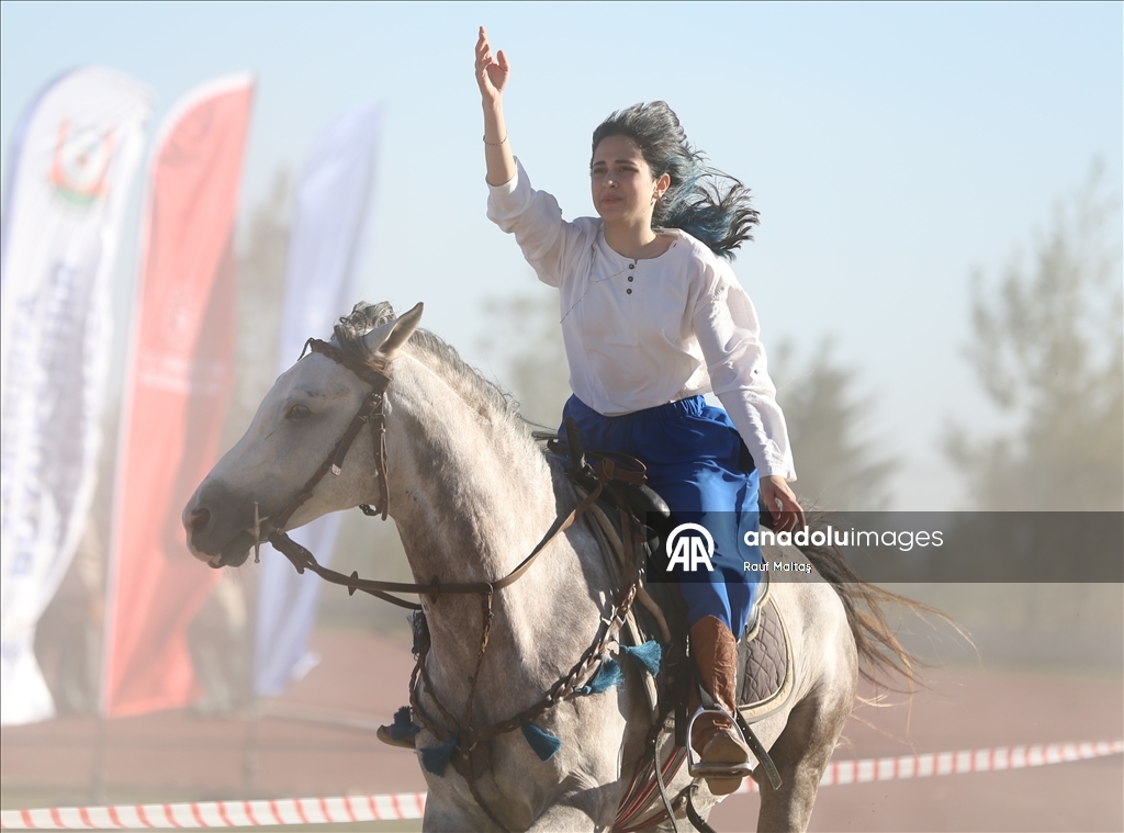 Отец и дочь-акробаты сохраняют навыки традиционного искусства конного боя