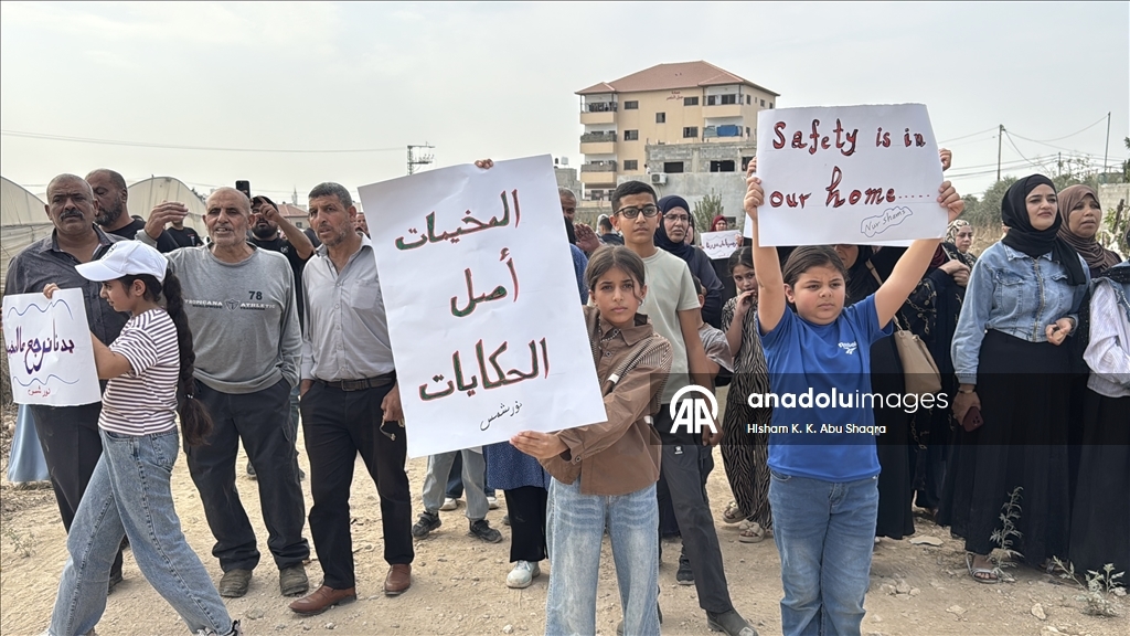 İsrail'in yerinden ettiği Filistinliler, Batı Şeria'da evlerine dönmek için gösteri düzenledi