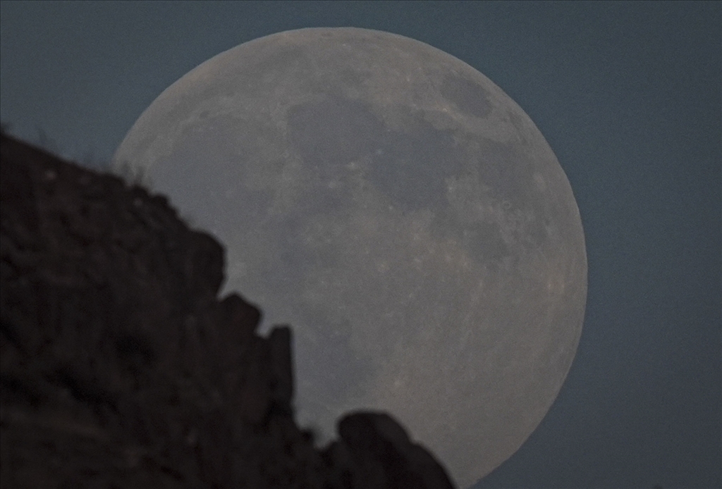 Полная луна создала живописные виды