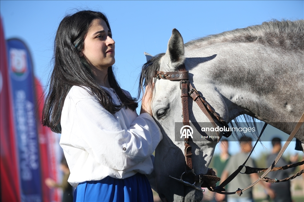 Отец и дочь-акробаты сохраняют навыки традиционного искусства конного боя