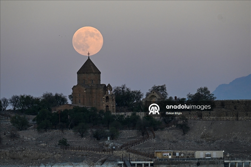Akdamar Adası ve dolunay