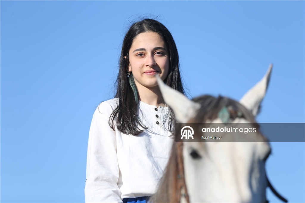 Отец и дочь-акробаты сохраняют навыки традиционного искусства конного боя