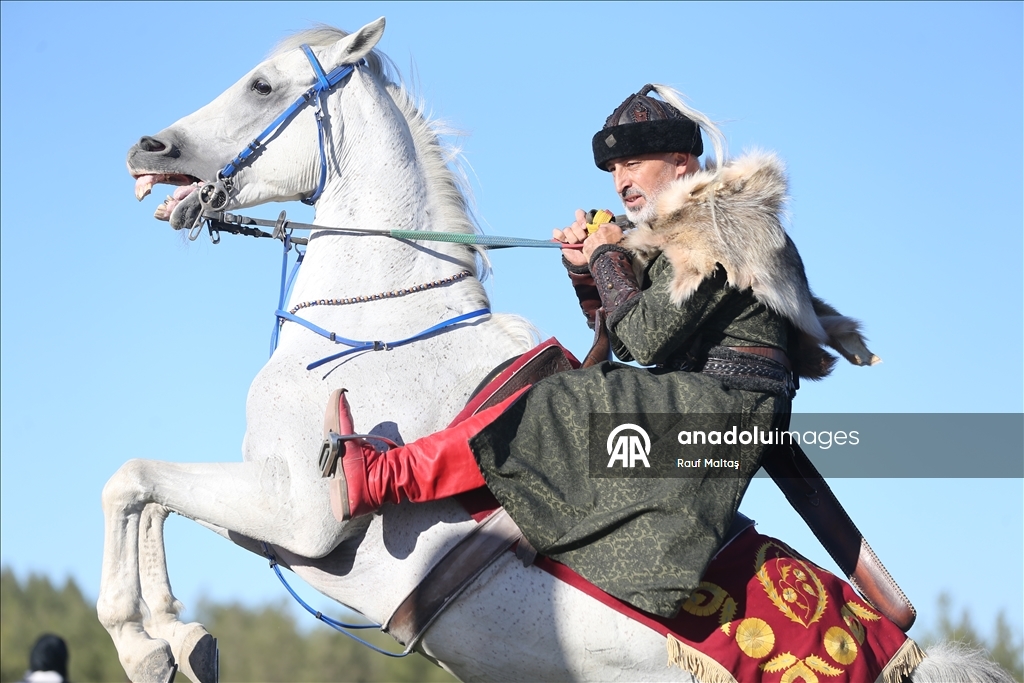 Отец и дочь-акробаты сохраняют навыки традиционного искусства конного боя