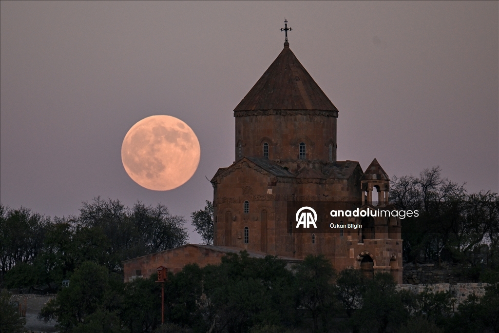 Akdamar Adası ve dolunay
