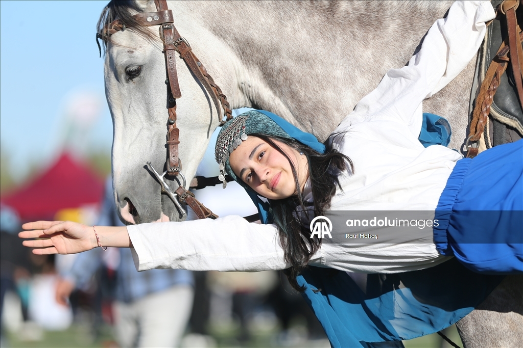 Отец и дочь-акробаты сохраняют навыки традиционного искусства конного боя