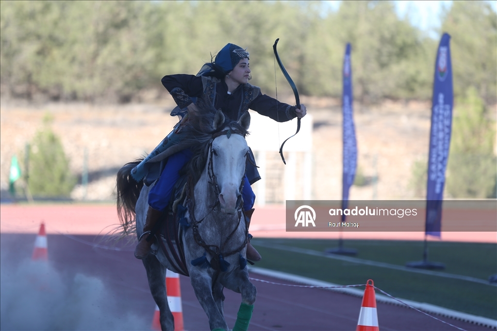 Отец и дочь-акробаты сохраняют навыки традиционного искусства конного боя