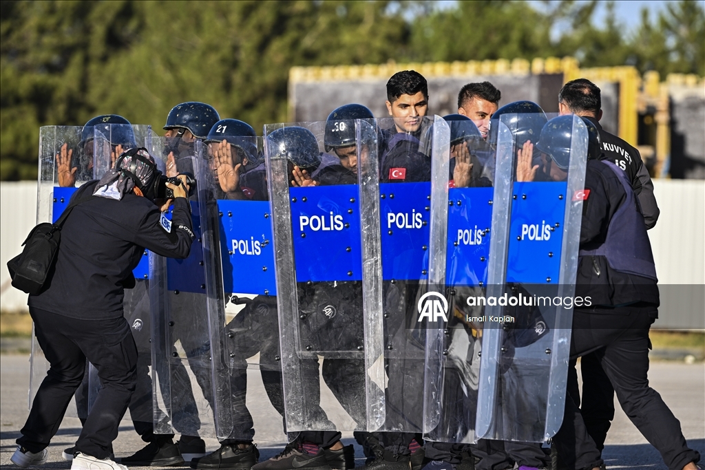 AA'nın savaş muhabirliği eğitiminde gazeteciler sahada karşılaşacakları koşullara hazırlandı