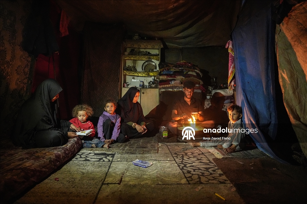 Gazze’de iki yılın ardından yaşam: Aileler ışık için ateşe sarılıyor