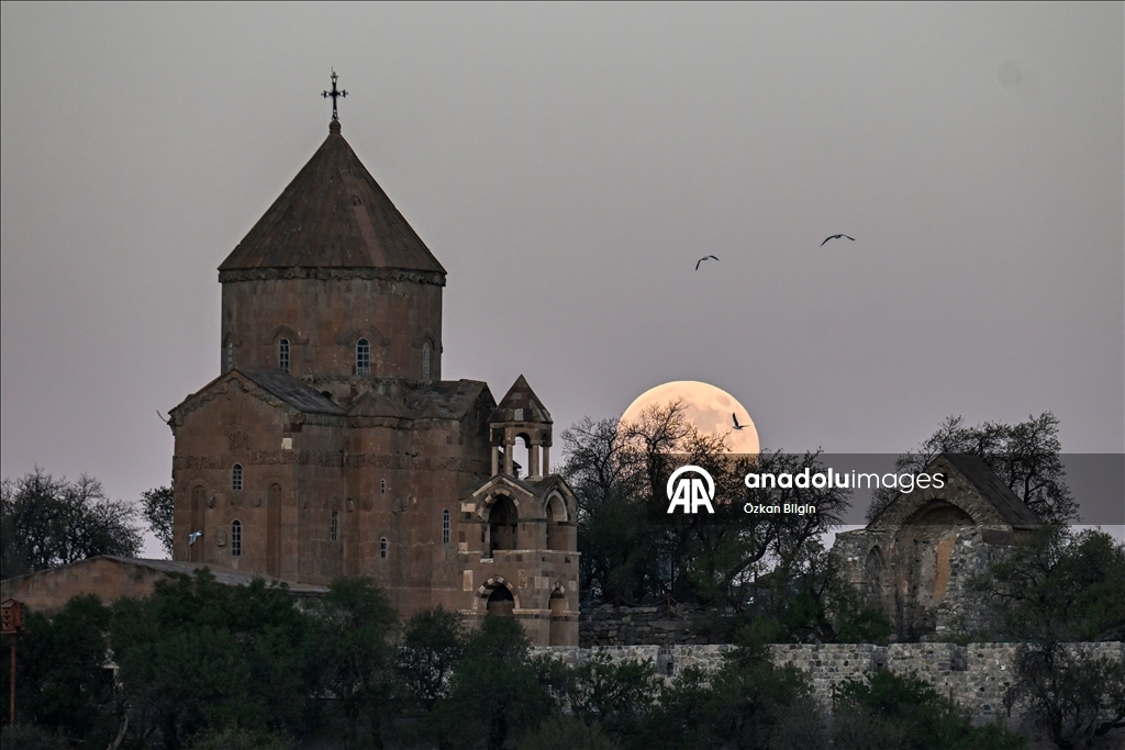 Akdamar Adası ve dolunay