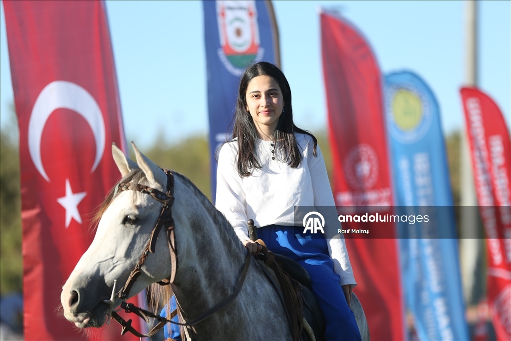 Отец и дочь-акробаты сохраняют навыки традиционного искусства конного боя