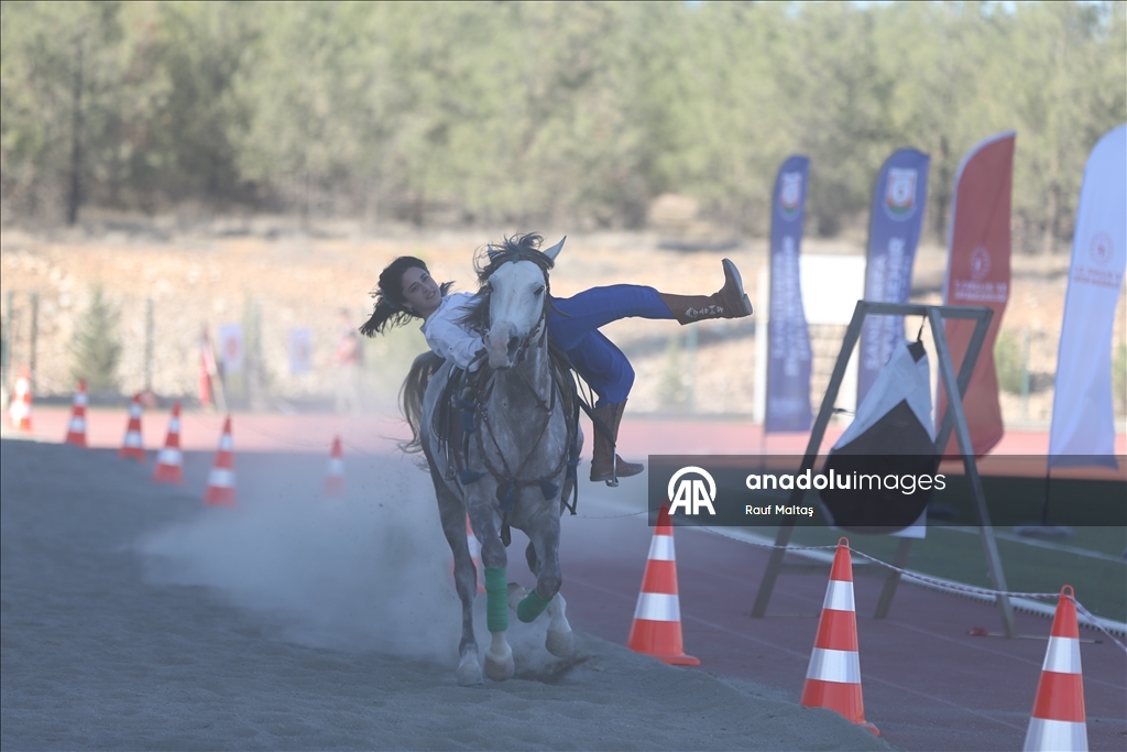 Отец и дочь-акробаты сохраняют навыки традиционного искусства конного боя