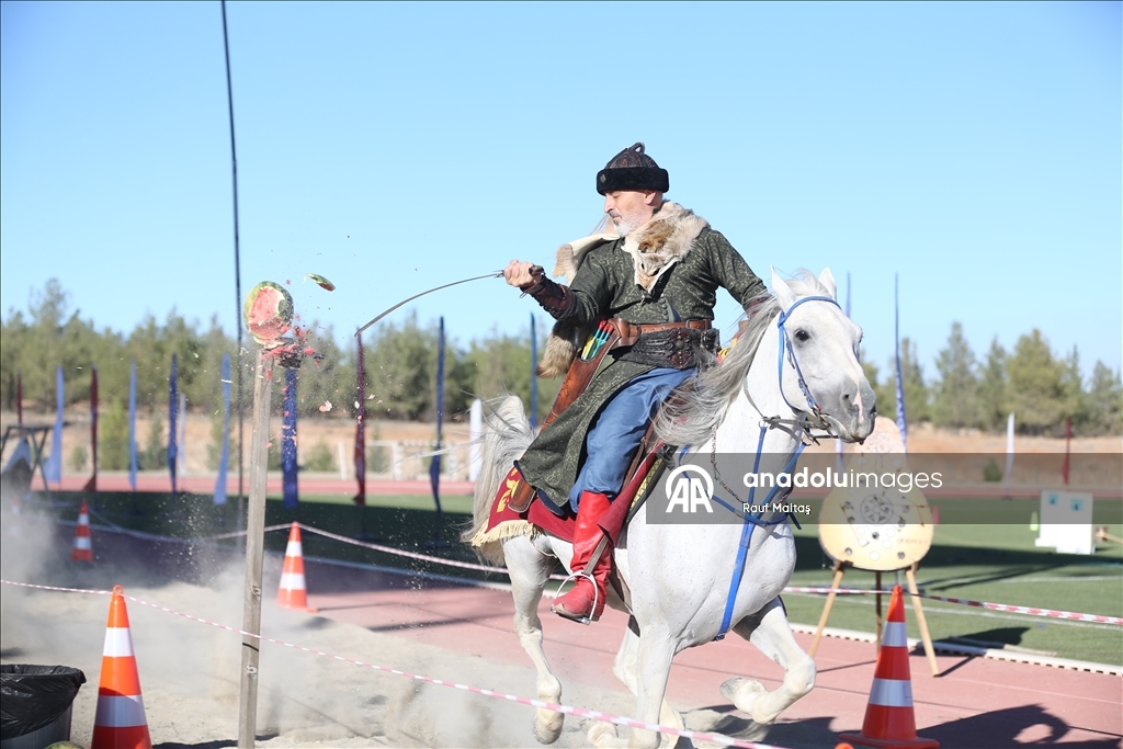 Отец и дочь-акробаты сохраняют навыки традиционного искусства конного боя