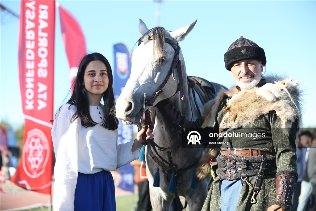 Отец и дочь-акробаты сохраняют навыки традиционного искусства конного боя