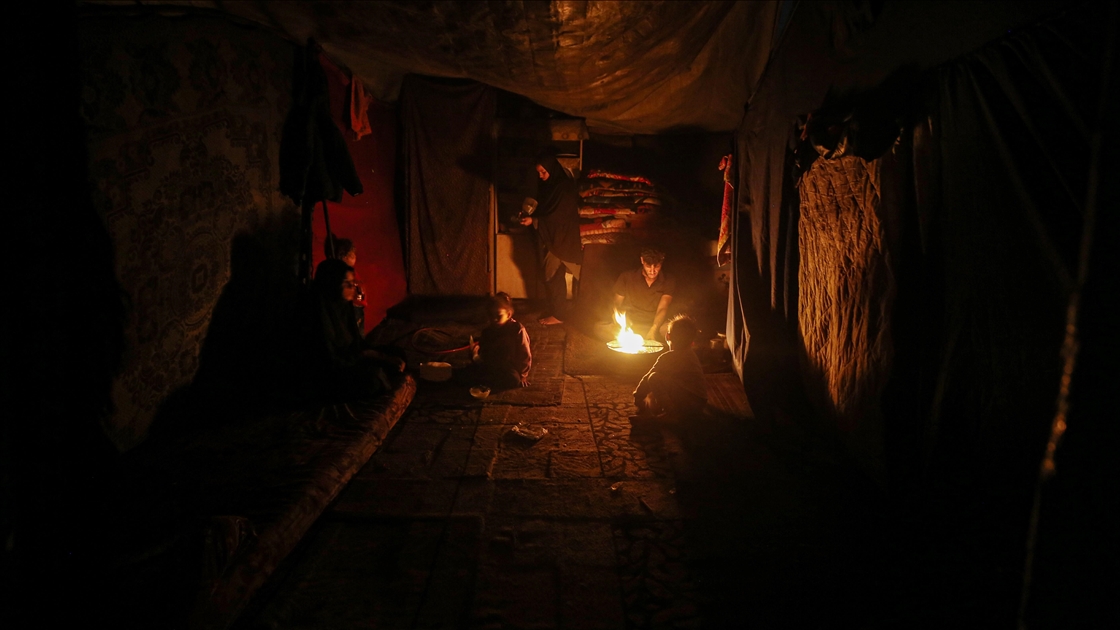 Gazze’de iki yılın ardından yaşam: Aileler ışık için ateşe sarılıyor